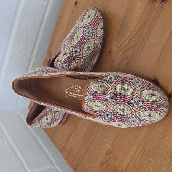Woman STUBBS & WOOTTON tan Red Green Needlepoint Leather Trim Flat Shoes Sz 8.5 - Picture 1 of 11